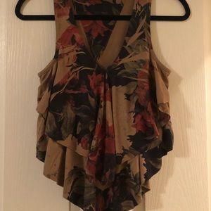 Vintage-y vibe floral ruffle tank🌸